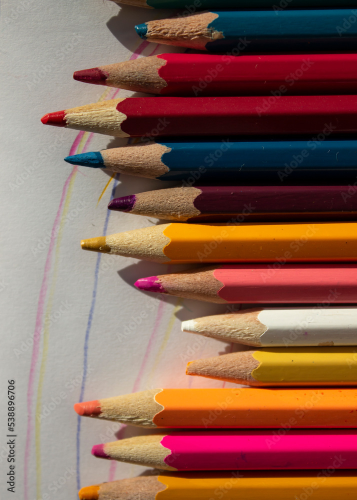 Naklejka premium colored pencils close up. for drawing