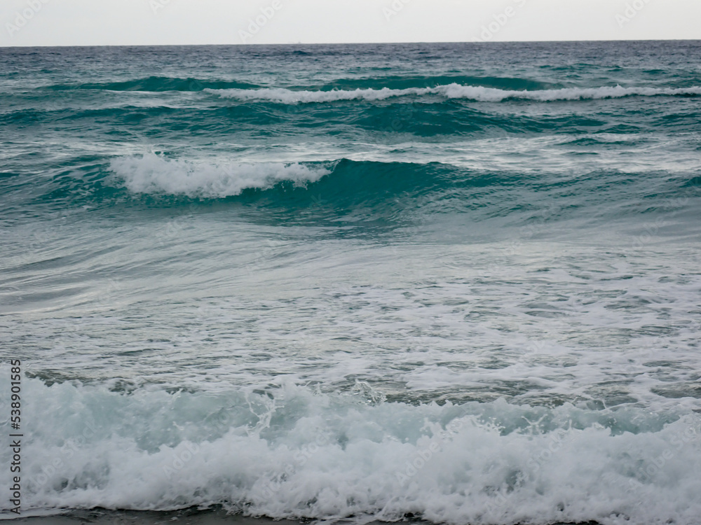 Obraz premium Ocean waves on a rocky shore