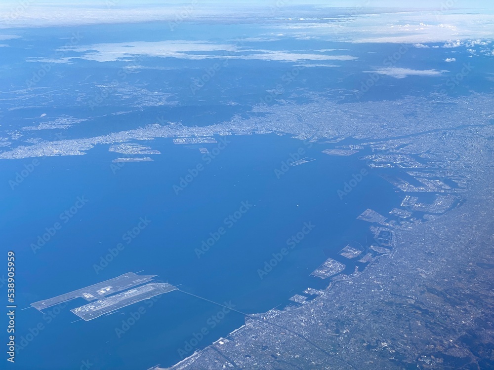 Fototapeta premium 大阪湾と関西3空港（伊丹・関空・神戸）/ Osaka Bay and three airports in Kansai area (ITM, KIX and UKB)