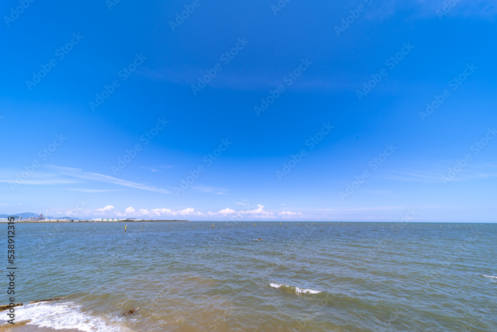 夏の青空と美しい簑島海岸（福岡県行橋市）