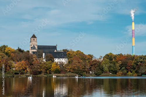 Ein sonniger Tag in Chemnitz bei besten Herbst Wetter. Am Schlossteich ist bereits die Herbstfärbung