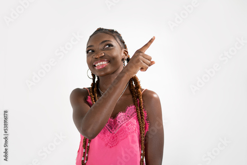 giovane ragazza nera suggerisce con il dito in su photo