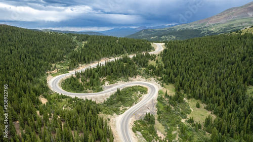 Fotografie Aerial View of Winding S-Cuve Mountain Road Through Pne Forest