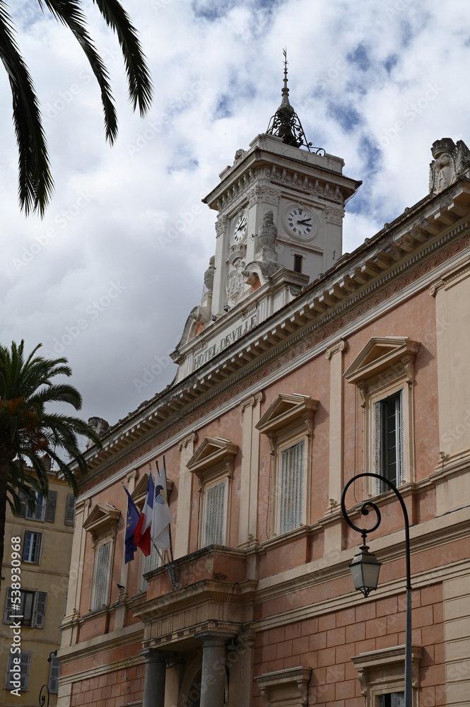 Obraz premium Vue partielle de la mairie d'Ajaccio en Corse