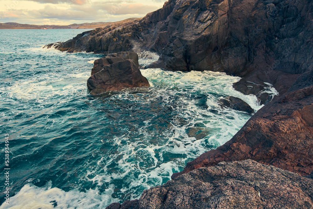 Obraz premium Beautiful rocky seashore. The clear water of the Barents Sea. Kola Peninsula Arctic Circle.