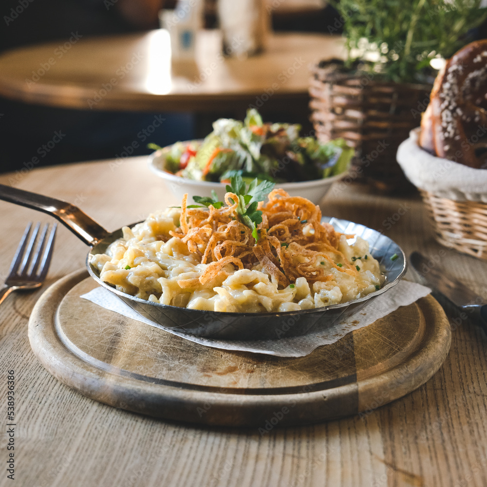 Käsespätzle mit Röstzwiebeln quadratisches close-up Foto Käsespätzle mit Röstzwiebeln quadratisches close-up Foto