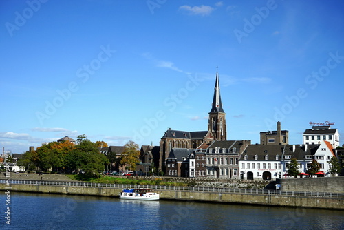 Die Sint Martinuskerk oder St. Martin Kirche am Ufer der Maas vor blauem Himmel im Sonnenschein in der Altstadt von Maastricht in der Provinz Limburg der Niederlande photo