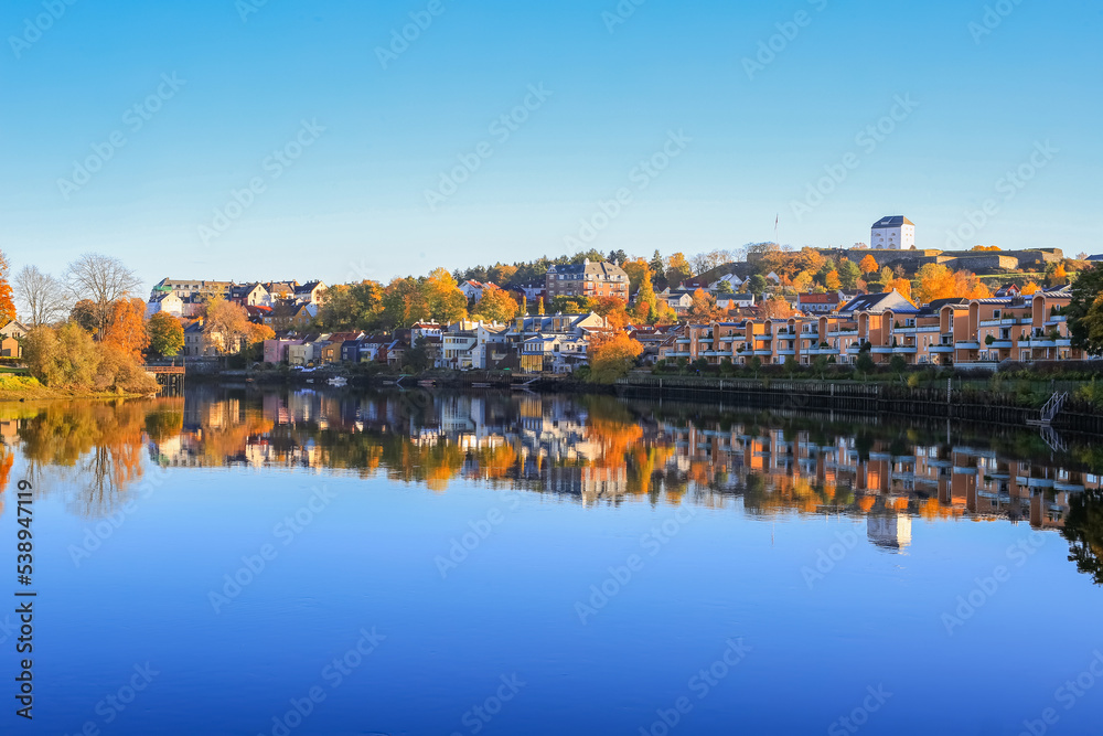 Fototapeta premium Autumn in Trondheim, view of the river Nidelva