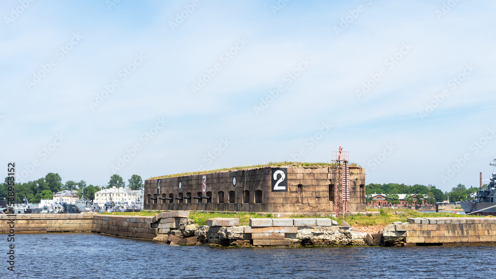 Obraz premium Battery Prince Menshikov, long-term defensive structure in defense system of Kronstadt fortress, Russia. Boat trips along forts of Kronstadt