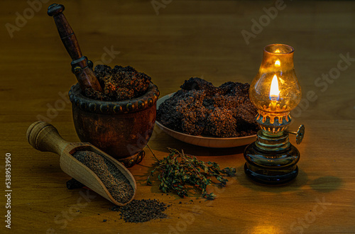 Black salt by the light of an oil lamp