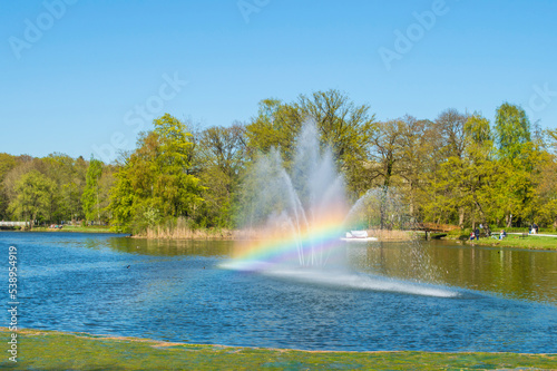 Regenbogen im Wasser
