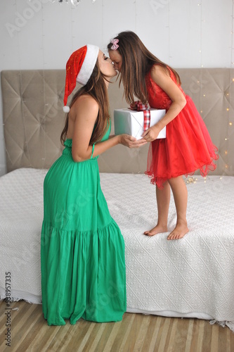 família linda mulher com filhos encantos de natal  photo