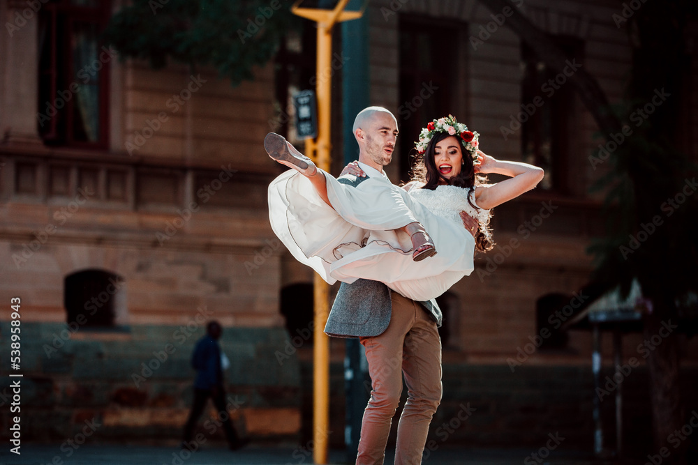 Obraz premium Married couple having fun in the city
