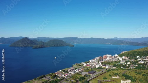 ドローン撮影 洞爺湖温泉街と洞爺湖の風景  北海道洞爺湖町