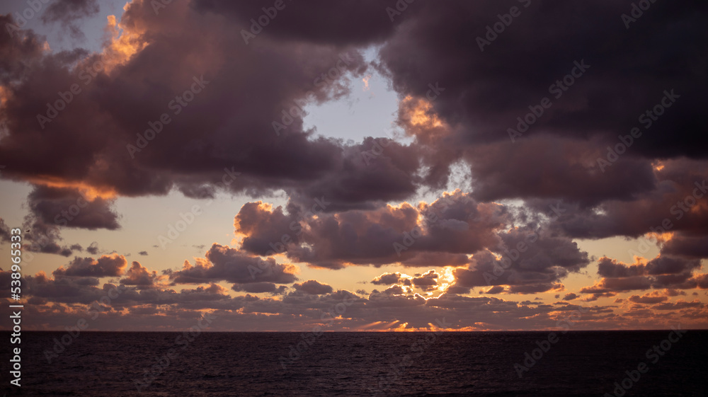 Obraz premium Sunset over the sea horizon, beautiful clouds