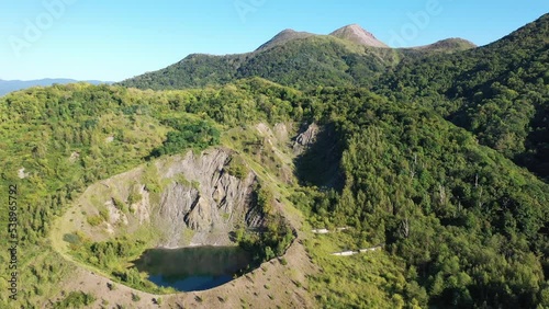 ドローン撮影 洞爺湖温泉街と洞爺湖の風景  北海道洞爺湖町