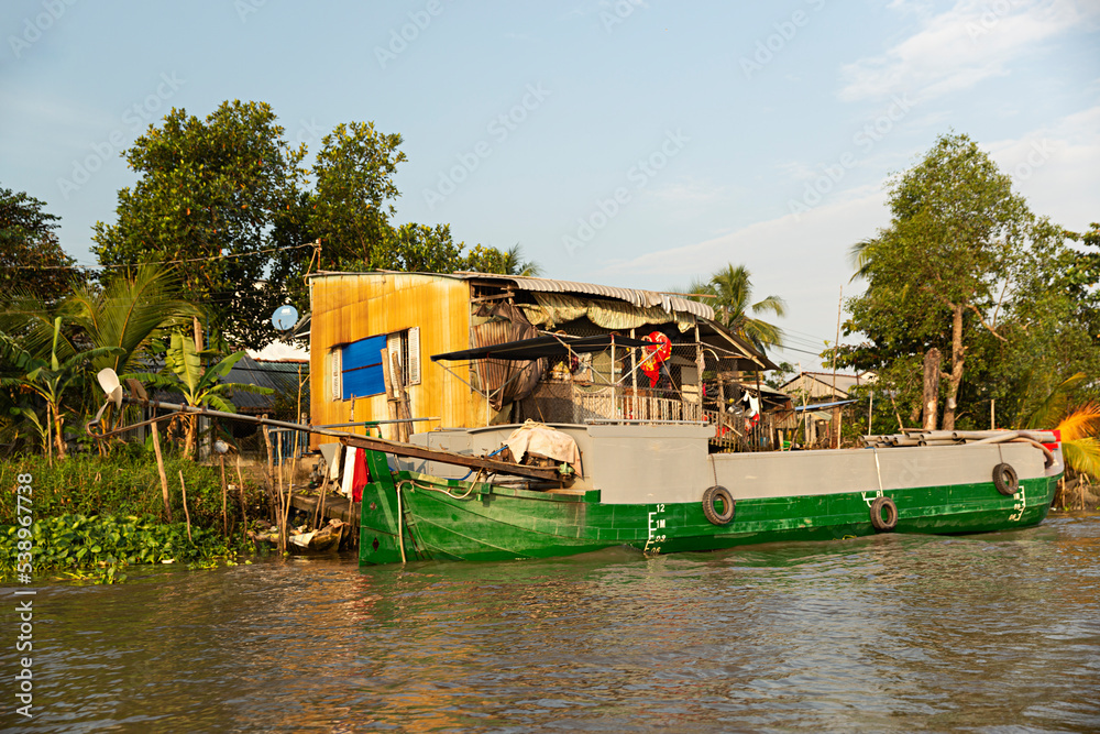 Paisaje del río Mekong con barco. Vietnam.