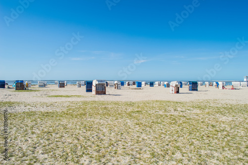 Strandkörbe im Sand