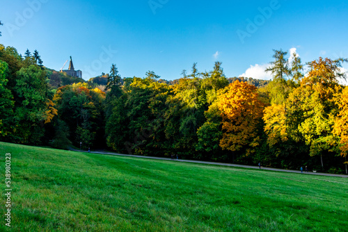 Fototapeta Naklejka Na Ścianę i Meble -  Herbstspaziergang durch den wunderschönen Bergpark Kassel Wilhelmshöhe - Hessen - Deutschland