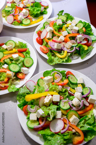 Bunter gemischter Salat mit Schafskäse.