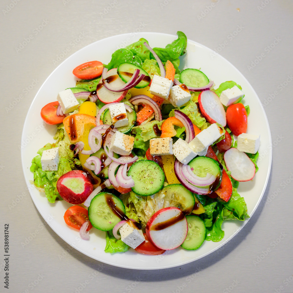 Bunter gemischter Salat mit Schafskäse. Bunter gemischter Salat mit Schafskäse.