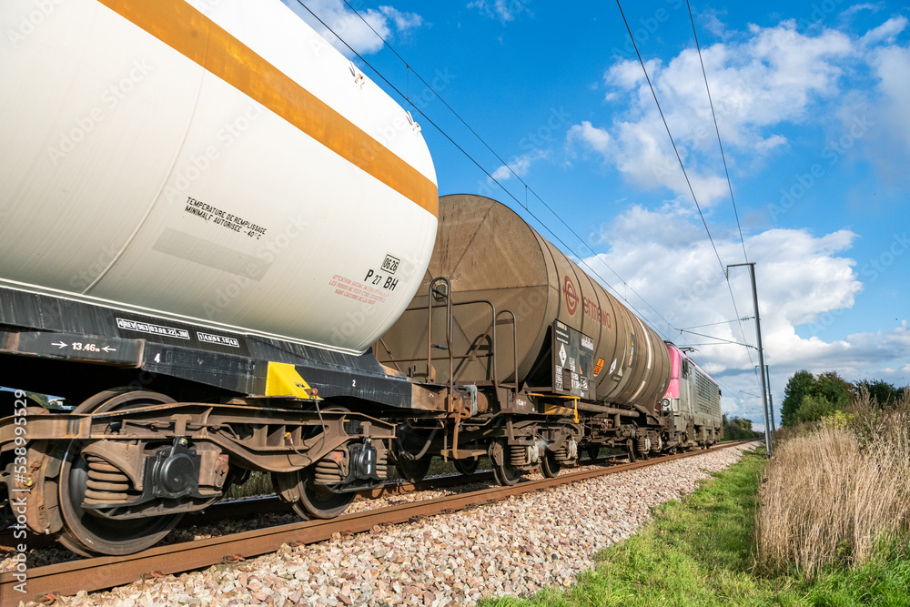 HO] : Wagon citerne grande capacité Zas, livrée gris clair, Ep. VI, D