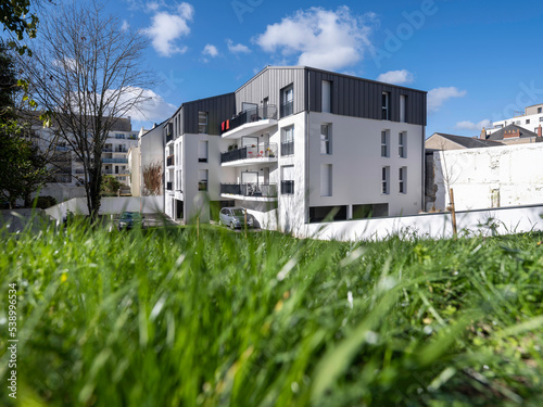 Fotografi immeuble de logement avec verdure