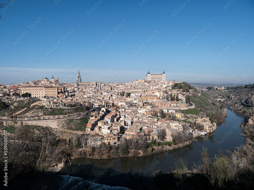 Panoramablick über die Altstadt von Toledo in Spanien im Winter