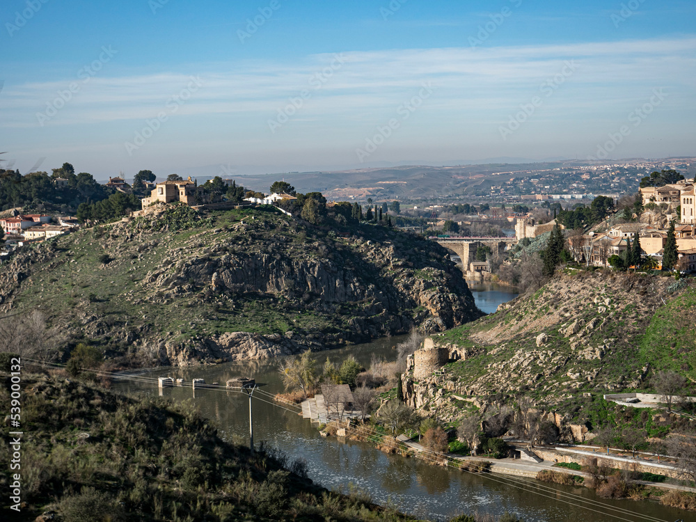 Der Fluss Tajo mit der Altstadt von Toledo in Spanien
