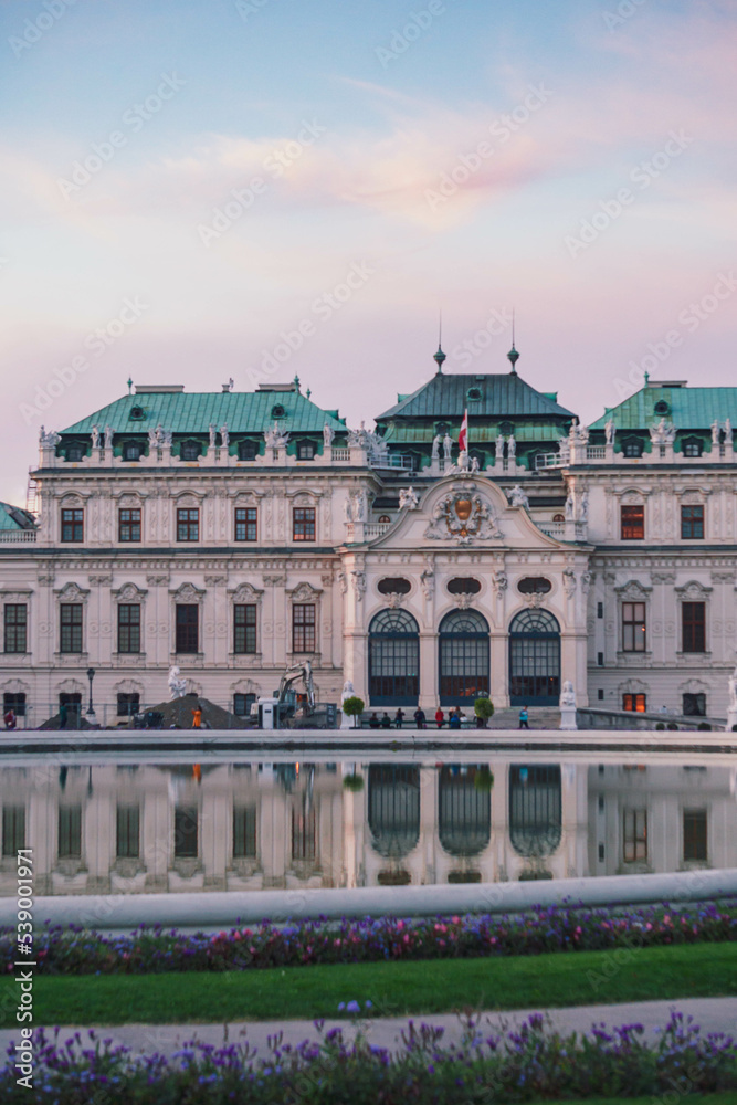 belvedere palace in Vienna at sunset  - obrazy, fototapety, plakaty 