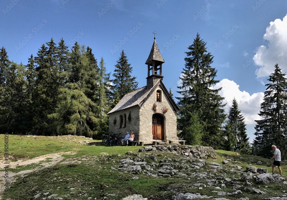 Fototapeta premium Kapelle zwischen Hemmersuppenalm und Winklmoosalm bei Reit im Winkl, Chiemgau, Alpen, Bayern, Deutschland