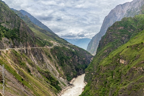 Fotografia Landscape view of the village on the cliff of Tiger Leaping Gorge, Shangri-la, Y