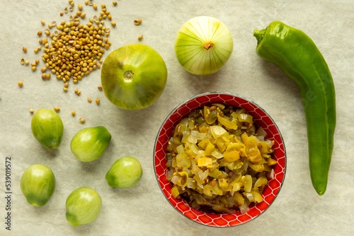 Fotografie Green (unripe) tomato relish with green pepper, onion and coriander seeds