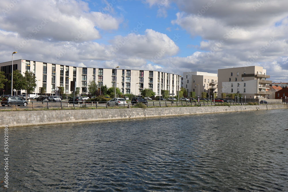 Immeuble de bureaux le long du canal, vue de l'extérieur, ville de Calais, département du Pas de Calais, France