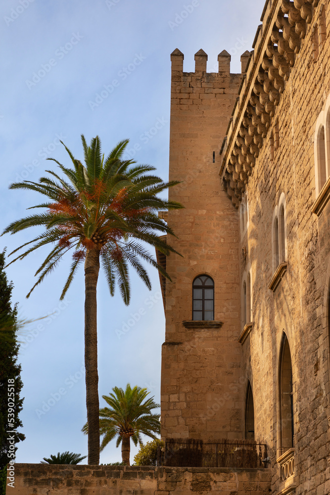 Fachada del Palacio de la Almudaina, en Palma de Mallorca (Islas Baleares, España), un palacio medieval construido sobre una atigua construcción musulmana.