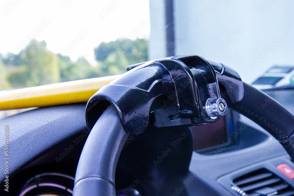 Blokada kierownicy w kształcie litery T. Zabezpieczeni samochodu przed ...