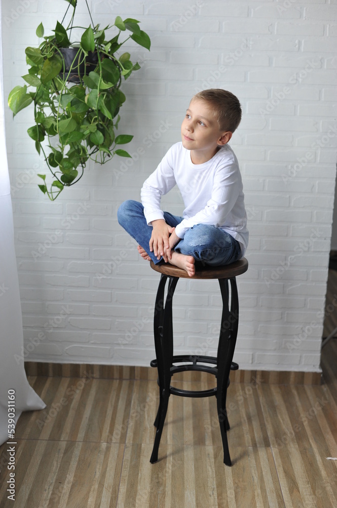 criança menino expressão facial brincadeira 