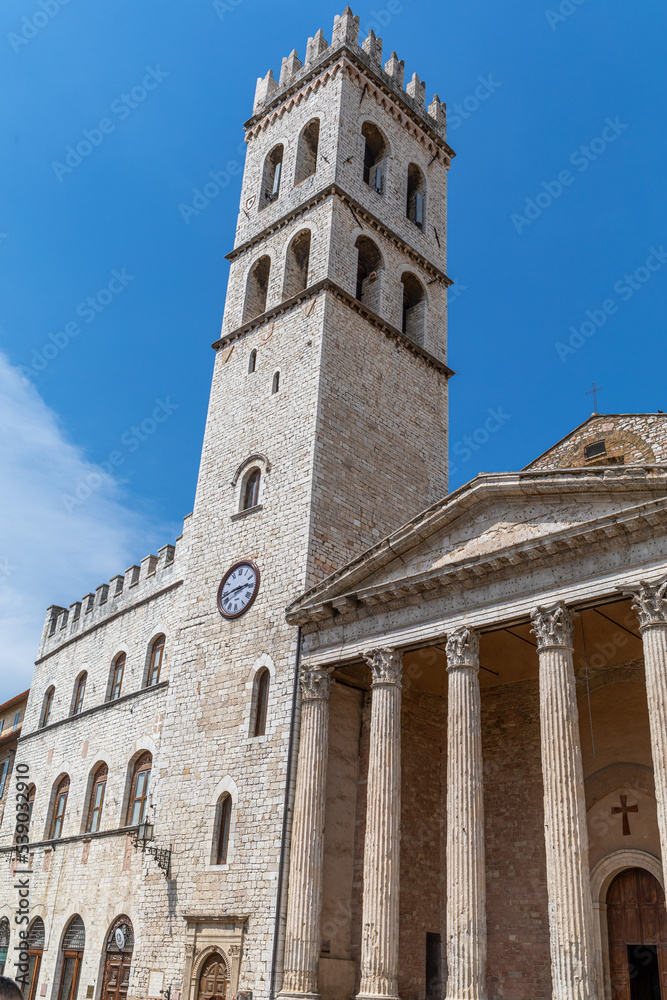 Tempio di Minerva et Torre del Popolo, à Assise, Italie