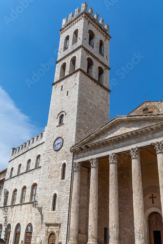Tempio di Minerva et Torre del Popolo, à Assise, Italie