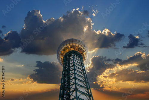 Foto a gorgeous view of the gold and green Sunsphere with powerful clouds at sunset i