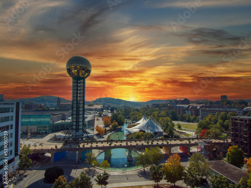 Fényképezés an aerial shot of a gorgeous autumn landscape at World's Fair Park with the gold
