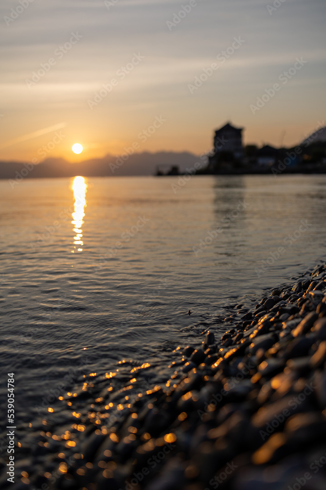 Naklejka premium Lever de soleil sur le lac leman