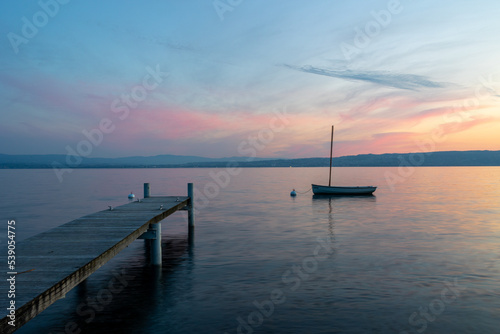 Barque et son ponton, au lever du soleil sur le lac