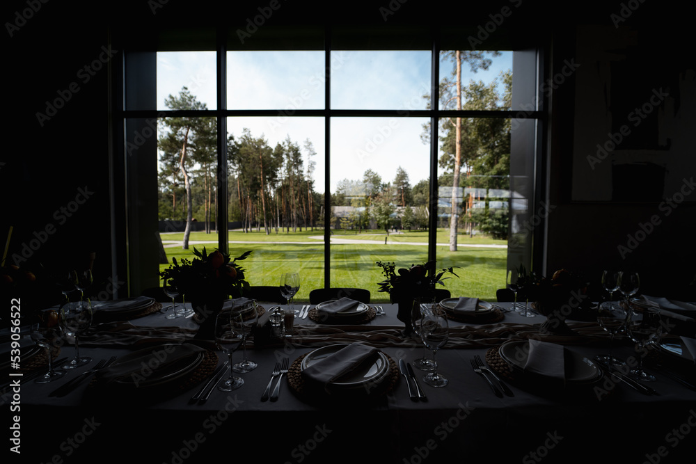 Φωτογραφία View of the lawn through the window of the banquet hall