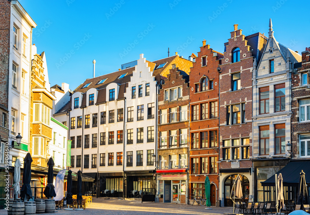Obraz premium Grote markt of Antwerp, Belgium. View of typical belgian buildings, hotel and restaurants.