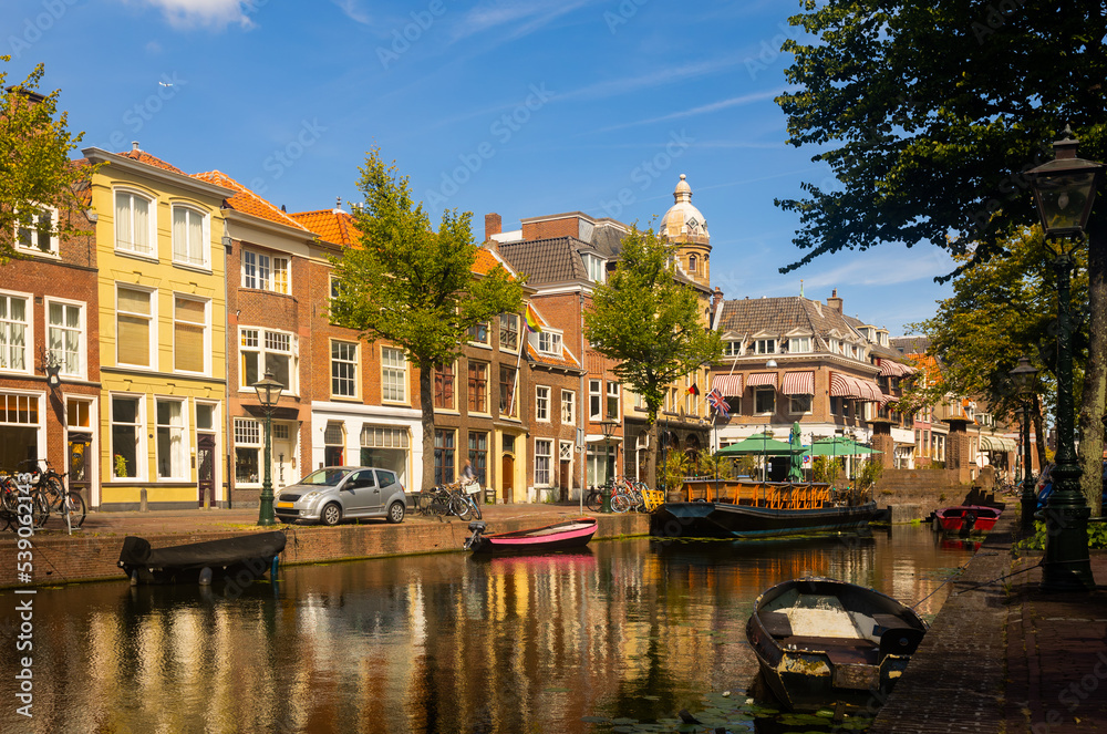 Obraz premium Picturesque summer landscape with a view of the city streets of Leiden and the Old Rhine River, Netherlands