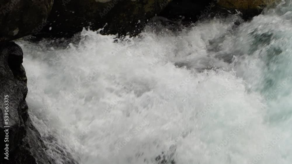 岩にぶつかって跳ね上がる水しぶきのスローモーション 岩にぶつかって跳ね上がる水しぶきのスローモーション