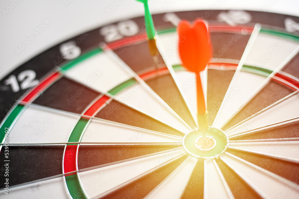 Obraz premium Hand business put a dart hit on the target,Goal target concept