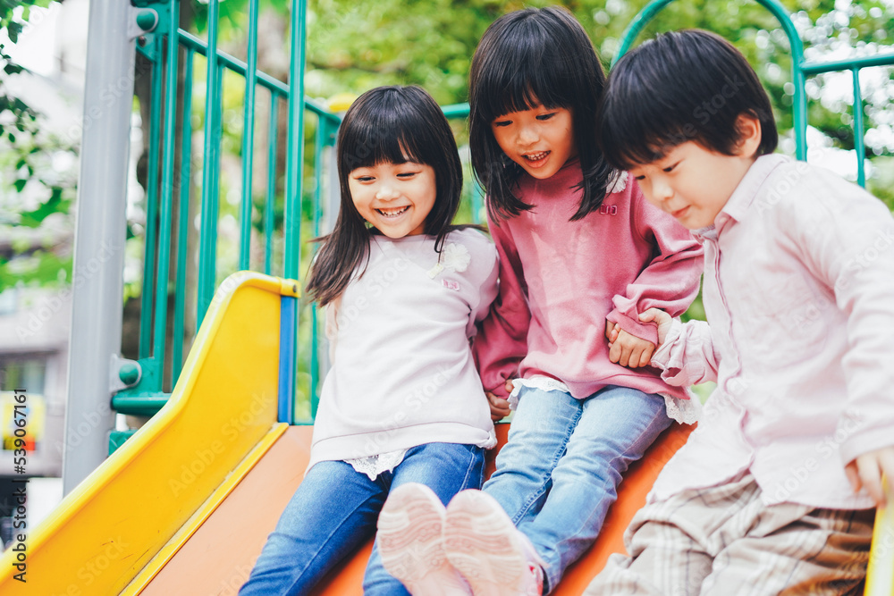 滑り台で遊ぶ小さな子どもたち