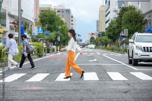 Fotografiet 横断歩道を渡る女性　pedestrian crossing